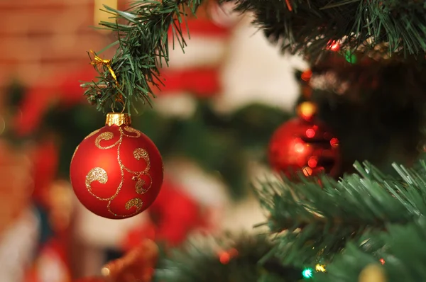 ख्रिसमस ट्री वर ख्रिसमस चेंडू — स्टॉक फोटो, इमेज