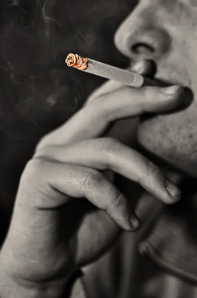 Чоловік Курить Сигарет — стокове фото