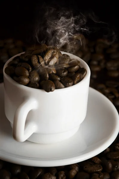 Pohár s káva fazole — Stock fotografie