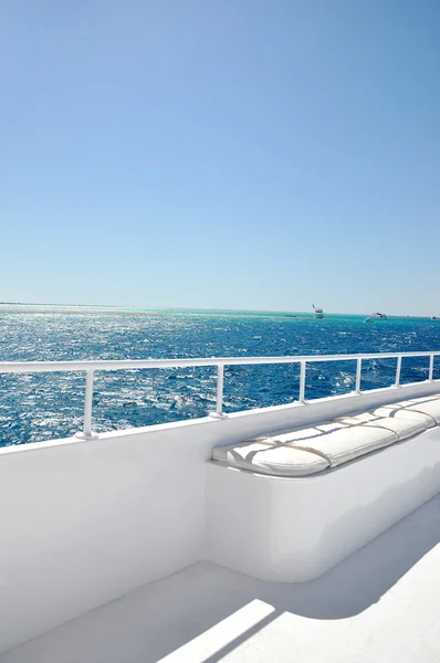 На борту белой роскошной яхты Лицензионные Стоковые Изображения