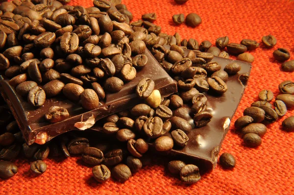 Zwarte chocolade met koffiebonen — Stockfoto