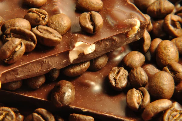 黑巧克力与咖啡豆类和坚果 — 图库照片