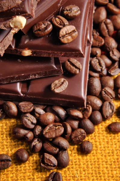 Choklad med kaffe bönor Royaltyfria Stockbilder
