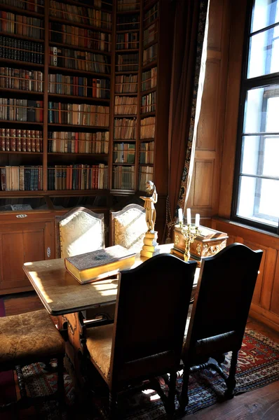 Biblioteca Estilo Antigo Cavando Livro Uma Mesa — Fotografia de Stock