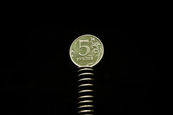 Metallmünzen auf der Feder — Stockfoto