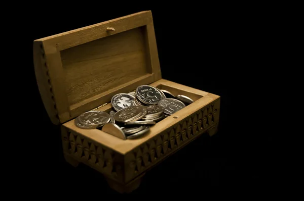 Münzen in einer Schatulle lizenzfreie Stockbilder