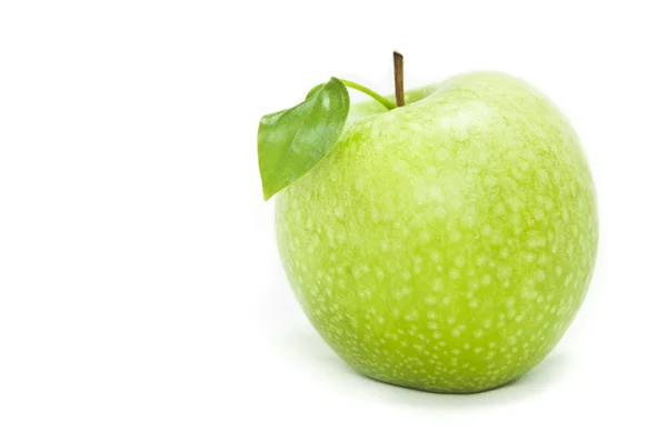 Зеленое яблоко в пятнышке на белом фоне с зеленым полотном — стоковое фото