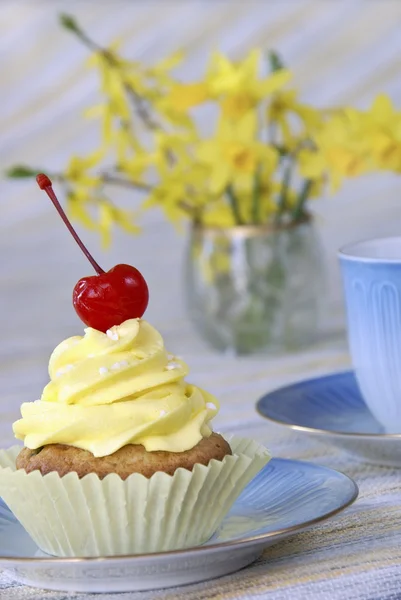 黄色レモンフロスティングとバニラのカップケーキ — ストック写真