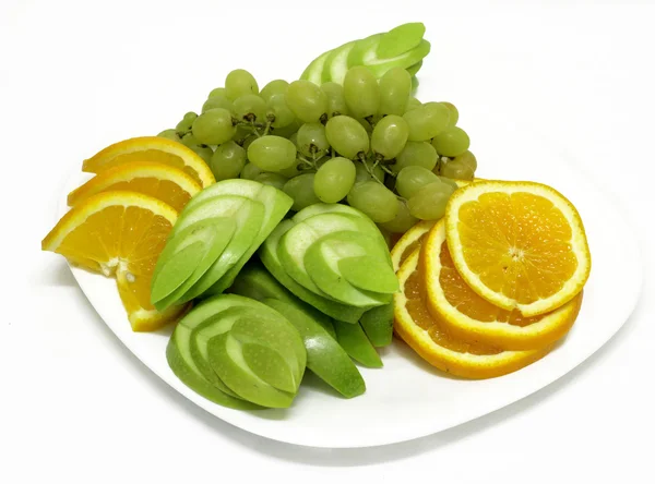 Prato Frutas Cortadas Com Maçãs Laranjas Uvas — Fotografia de Stock
