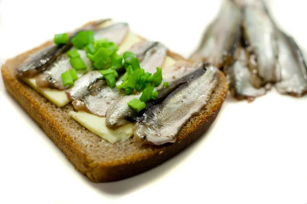 Sandwich Mit Fischsprotte Und Frühlingszwiebeln — Stockfoto