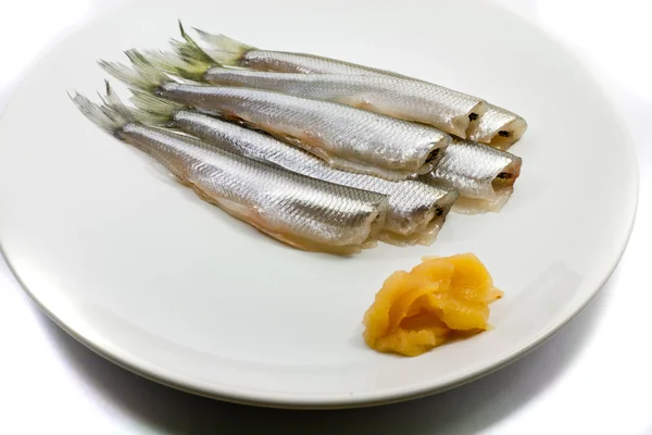 Αξιοθετα Ψάρια Μικρής Κλίμακας Χαβιάρι Στο Άσπρο Πιάτο — Φωτογραφία Αρχείου