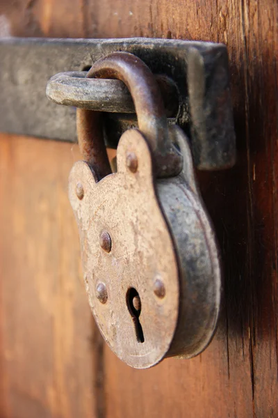 Παλιά Σκουριασμένα Κλειδαριά Από Κοντά Μια Πόρτα — Φωτογραφία Αρχείου