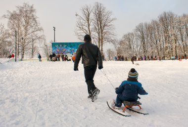 Kışın şehir parkında sledging