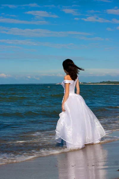 Mladá Žena Poblíž Modré Moře — Stock fotografie
