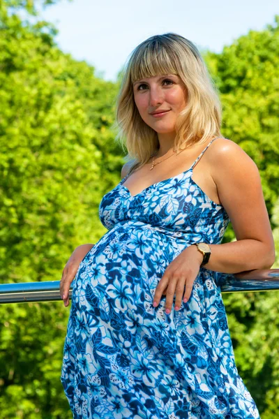 Piękna Młoda Kobieta Ciąży Parku — Zdjęcie stockowe