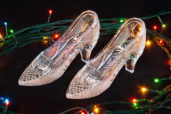 Os sapatos de cristal com lâmpadas de cor — Fotografia de Stock
