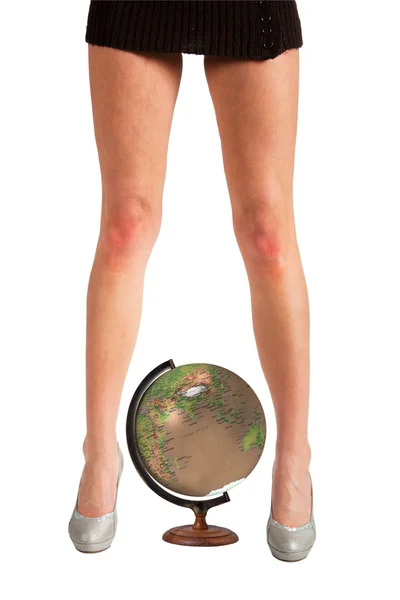 Die Langen Schlanken Beine Und Der Kleine Globus — Stockfoto