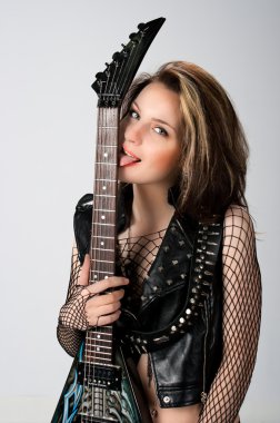 Kadın gitar stüdyo ışık arka plan üzerinde poz siyah iç çamaşırı ile