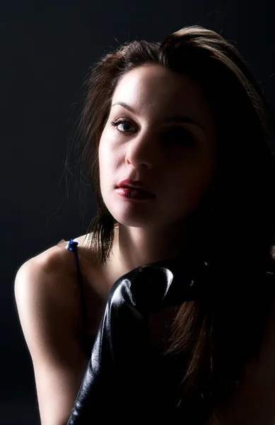 Portret Van Mooie Vrouw Blauwe Jurk Zwarte Handschoenen Studio Zwarte — Stockfoto
