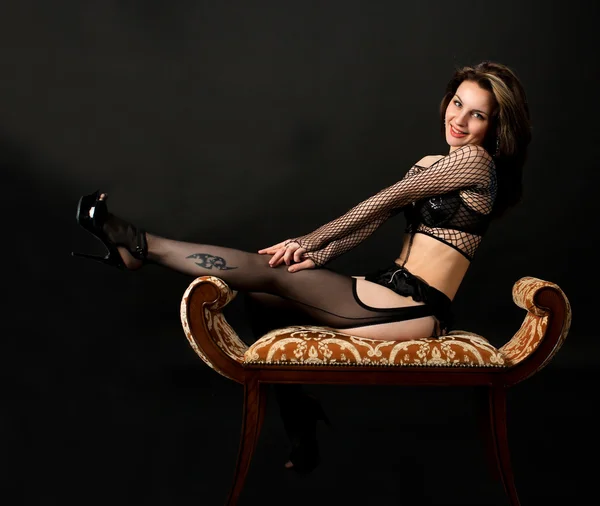 Frau Schwarzen Dessous Posiert Auf Einem Stuhl Studio Auf Dunklem — Stockfoto