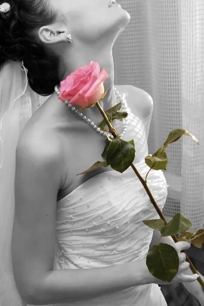 Nevěsta s růže v ruce — Stock fotografie
