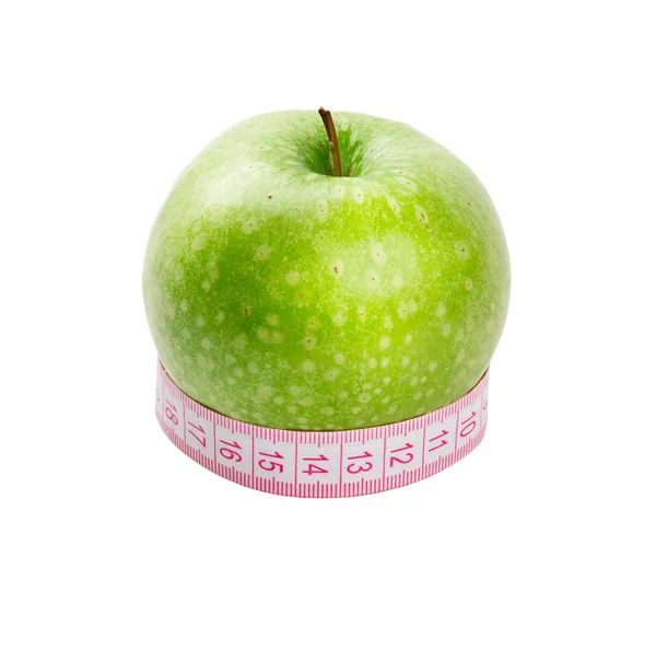 Зеленое яблоко и измерительная лента портного изолированы на белом — стоковое фото