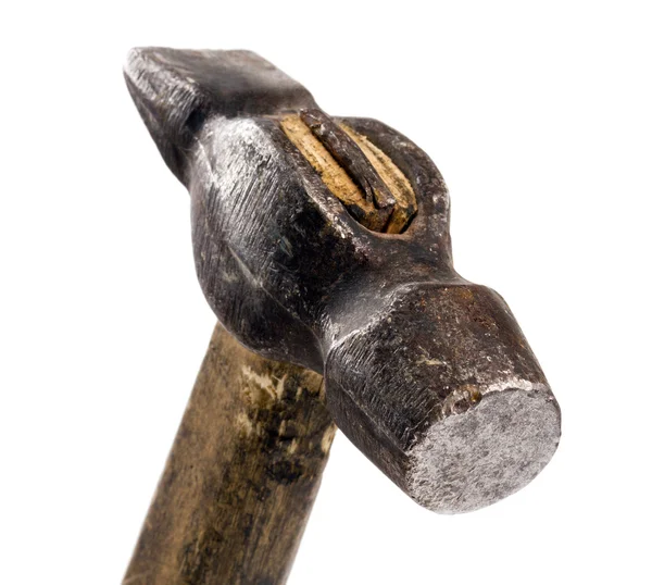 Antiguo martillo de trabajo de mala calidad de la mano en el mango de madera — Foto de Stock
