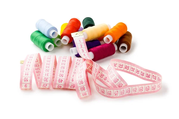 Spools Multi-colored threads randomly with a measuring tape of the tailor — Stock Photo, Image