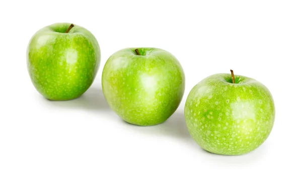 3 dojrzałe i soczyste zielone jabłka znajdujące się w linii na białym tle — Zdjęcie stockowe
