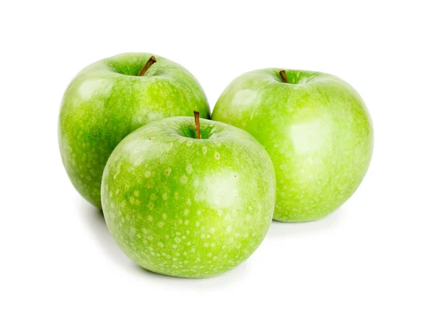 3 dojrzałe i soczyste zielone jabłka pobliżu ze sobą na białym tle — Zdjęcie stockowe