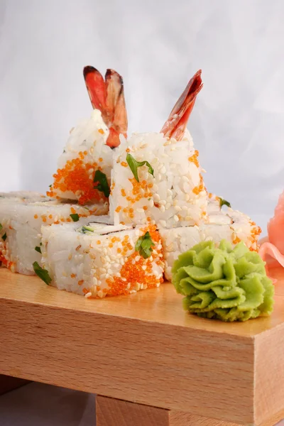 Válce Sushi Krevet Kaviárem — Stock fotografie