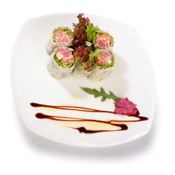 Bilden av sushi inredda med sallad. filen innehåller klippning pa — Stockfoto