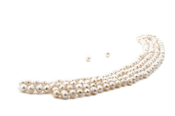 Perlenkette auf weißem Hintergrund — Stockfoto