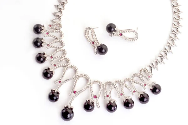 Collar Con Perlas Negras Sobre Fondo Blanco — Foto de Stock
