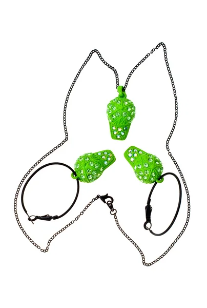 オリジナル グリーン チェーンとイヤリング蝶の形を白い背景の上 — ストック写真