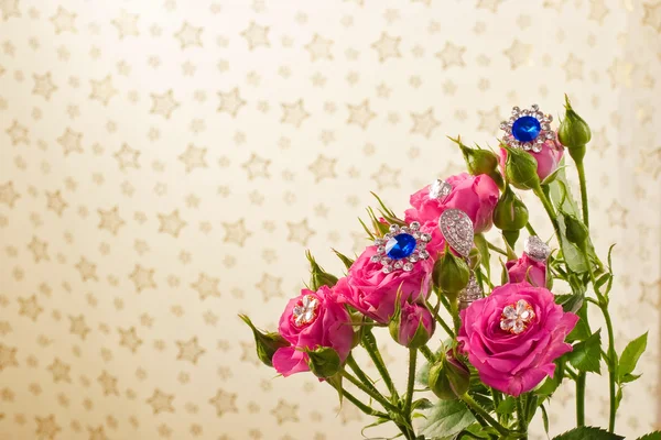 Roses Roses Avec Des Bijoux Sur Fond Motif — Photo
