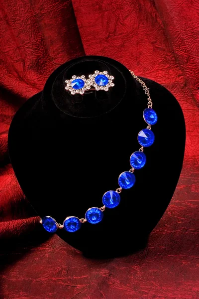 Bracelet Avec Gemme Bleue Sur Support Noir — Photo