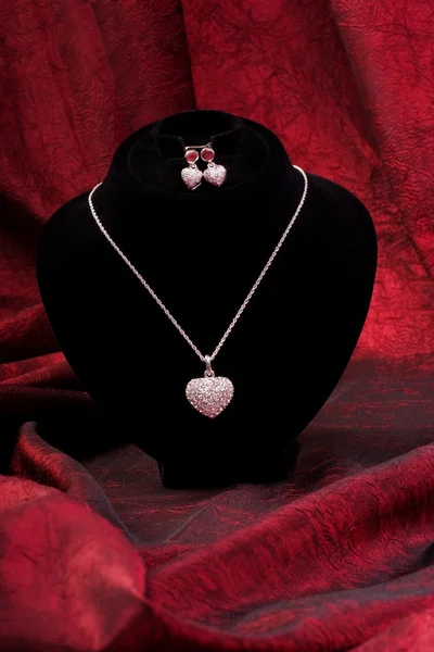 Zilveren Ketting Met Diamant Hart Earring Zwarte Etalagepop — Stockfoto
