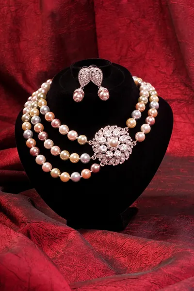 Perlenkette Und Ohrring Auf Rotem Hintergrund — Stockfoto