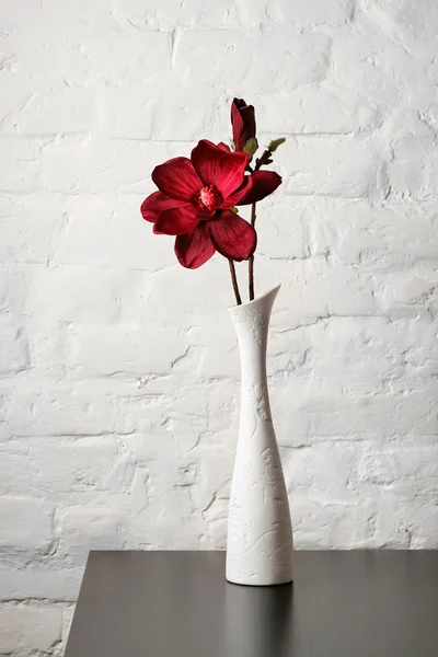 Fiore Nel Vaso Bianco Sul Tavolo — Foto Stock