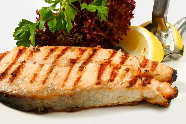 Gegrilde Zalm Steak Met Salade Citroen — Stockfoto