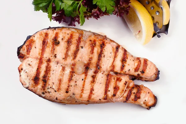 Izgara somon steak salata ve limon ile — Stok fotoğraf