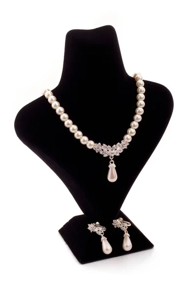 黑色的立场上的珍珠项链 — 图库照片