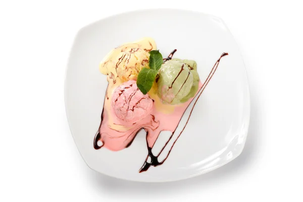 Цветное мороженое на тарелке — стоковое фото