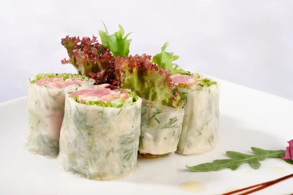 レタスで飾られた寿司のイメージ — ストック写真