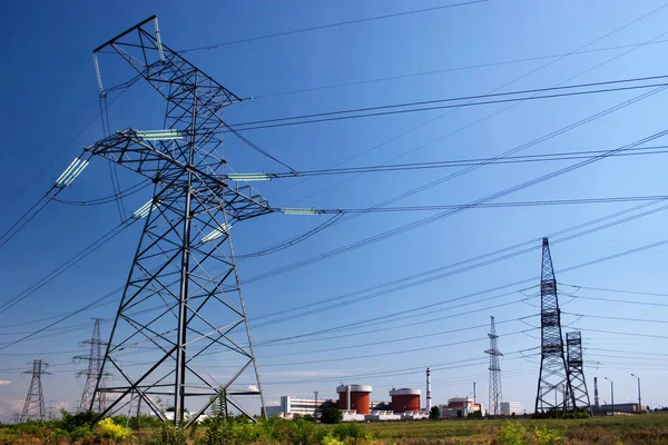 电器的电源线和核发电站在清澈的蓝天下 — 图库照片