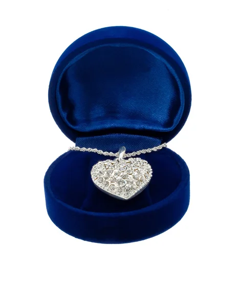 白地にブルーのプレゼント ボックスで心臓の形のブローチ付きチェーン — ストック写真