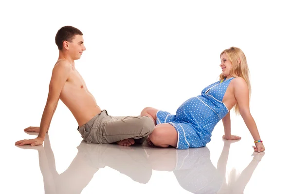 Счастливая пара - беременная женщина с мужем — стоковое фото