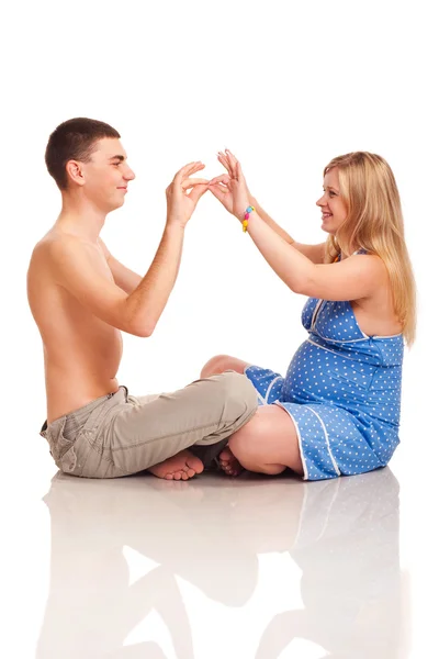 Kobieta Ciąży Mężem Całowanie Przez Ręce Studio Strzelać Biały — Zdjęcie stockowe