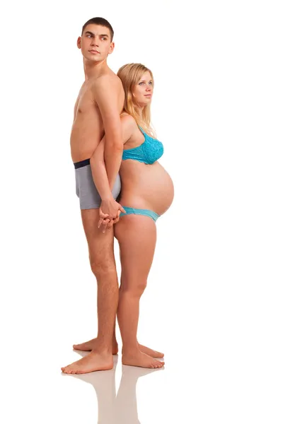 Zwangere Vrouw Met Haar Man Zoek Naar Voren Studio Schieten — Stockfoto